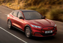 ¿ Cómo hará Ford para hacer los vehículos eléctricos más accesibles para sus clientes ?