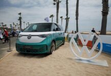 El Volkswagen ID. Buzz de tres filas debutó junto a modelos antiguos del Microbus en el Día Internacional del Autobús Volkswagen