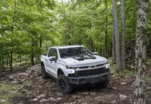 Por baja demanda de sus EV’s, General Motors precisó que recortaría la expansión de sus camionetas eléctricas