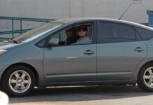 10 Multimillonarios que siguen conduciendo autos baratos en el 2023