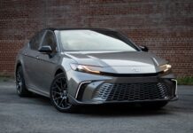 Innovaciones en confort y tecnología para sedanes híbridos en el 2025